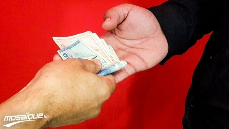 القصرين: الاحتفاظ بشخص حاول إرشاء عون حرس القصرين: الاحتفاظ بشخص حاول إرشاء عون حرس