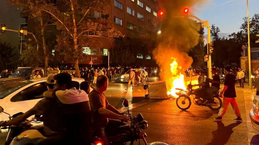 إيران: أمريكا وبريطانيا وإسرائيل درّبت المحتجّين