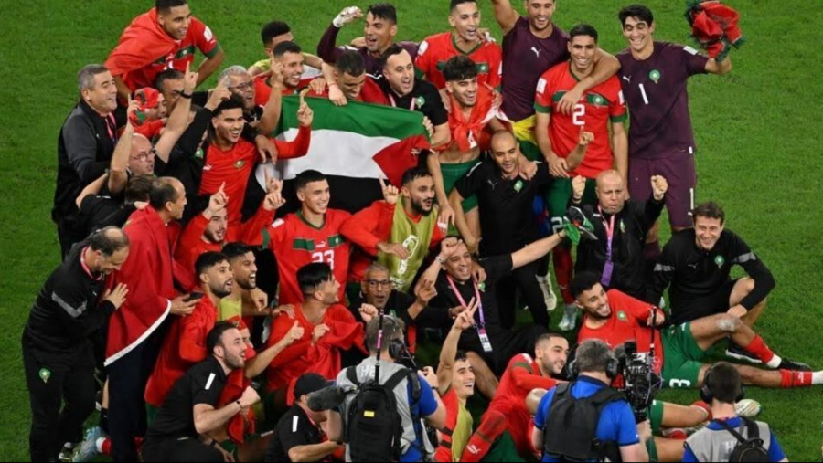 لاعبو المغرب يحتفلون بالتأهّل برفع علم فلسطين لاعبو المغرب يحتفلون بالتأهّل برفع علم فلسطين