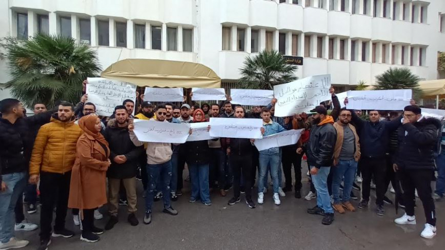 المكونون الشبان في السياقة يحتجون أمام وزارة النقل المكونون الشبان في السياقة يحتجون أمام وزارة النقل