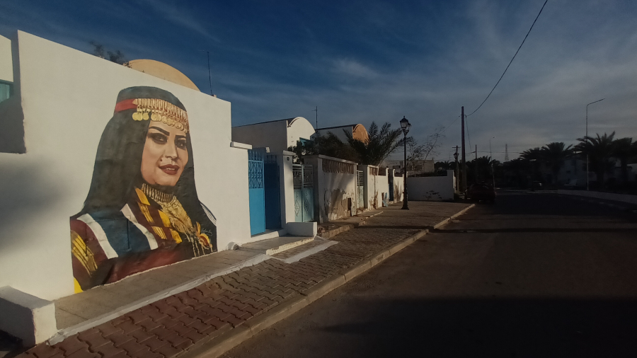 الفنانة الراحلة فايزة المحرصي تزين لوحة جدارية أمام مسكن عائلتها بجربة