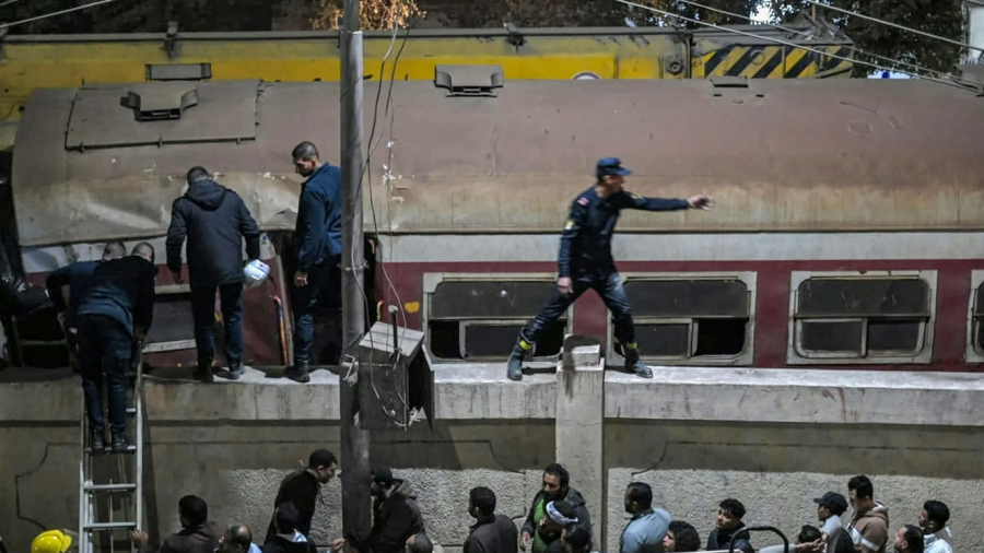 مصر: وفاة شخصين وإصابة 16 إثر انحراف قطار عن مساره مصر: وفاة شخصين وإصابة 16 إثر انحراف قطار عن مساره