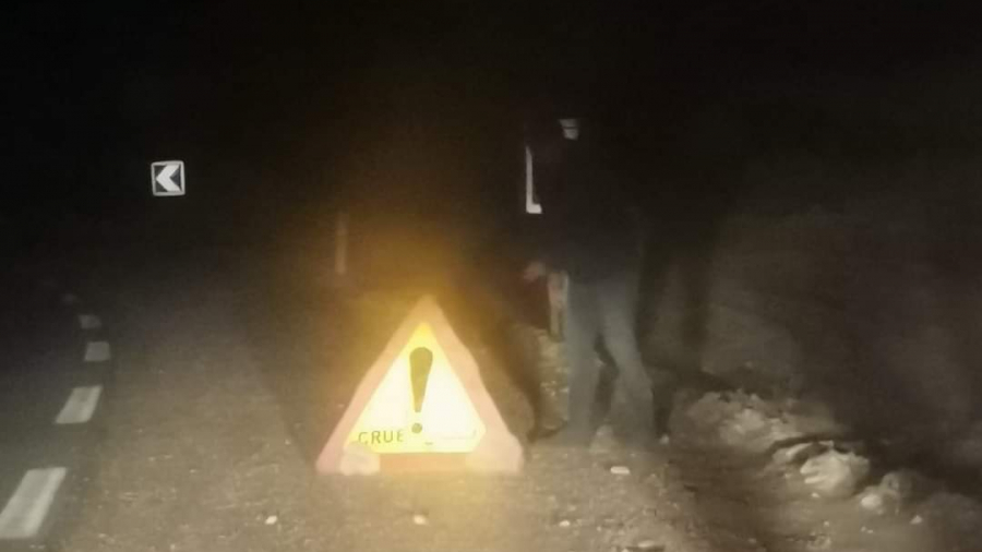 كثبان رملية على الطريق بين رمادة وذهيبة ودعوة مستعملي الطريق للانتباه كثبان رملية على الطريق بين رمادة وذهيبة ودعوة مستعملي الطريق للانتباه
