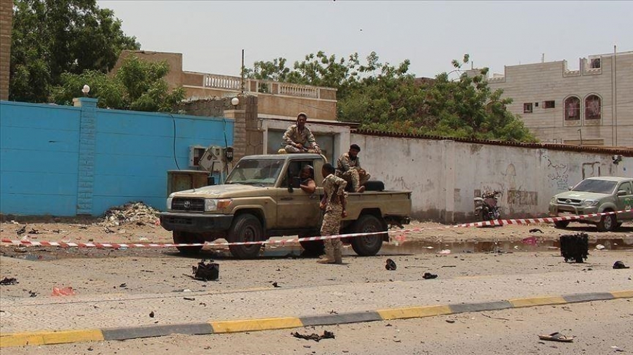 قتلى وجرحى في هجوم على موكب وزير الدفاع اليمني قتلى وجرحى في هجوم على موكب وزير الدفاع اليمني