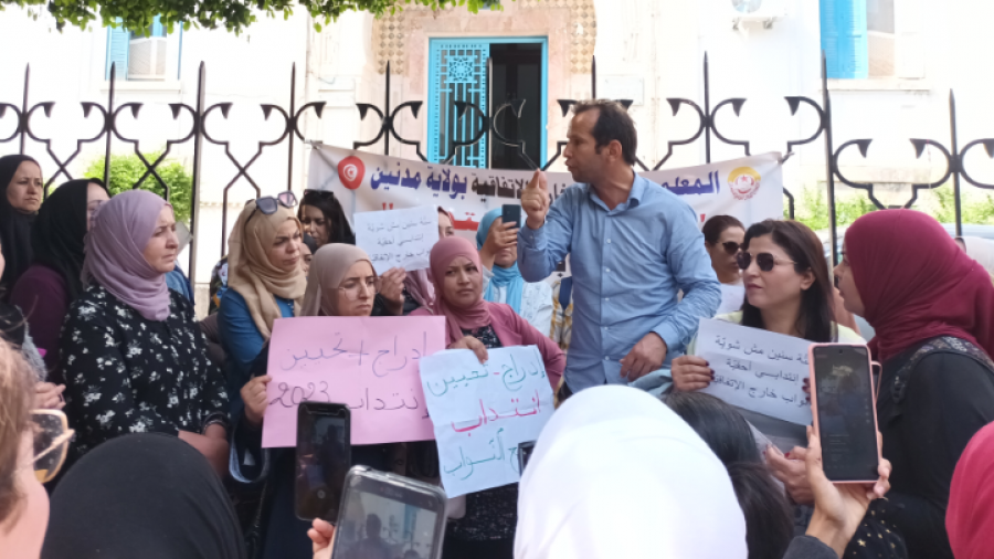 المعلمون النواب خارج الاتفاقية يهددون بسنة بيضاء