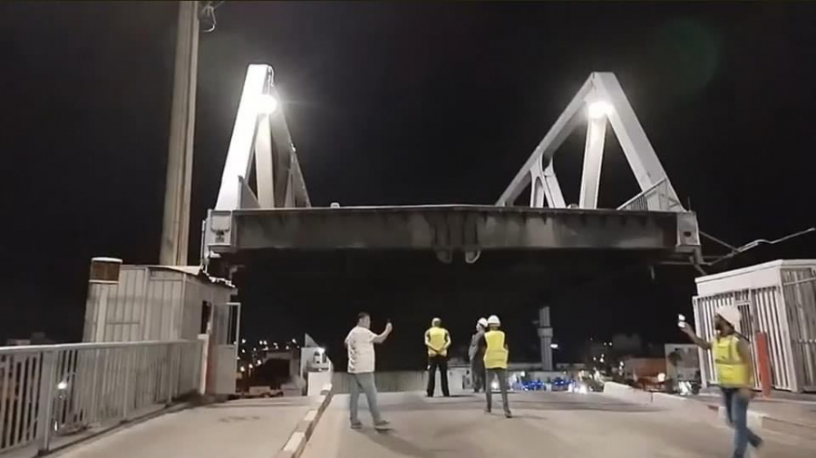 نجاح رفع جسر بنزرت.. وعبور السفن العالقة بالميناء