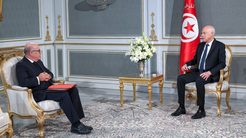 Abassi présente à Saïed les états financiers de la BCT Abassi-Saïed