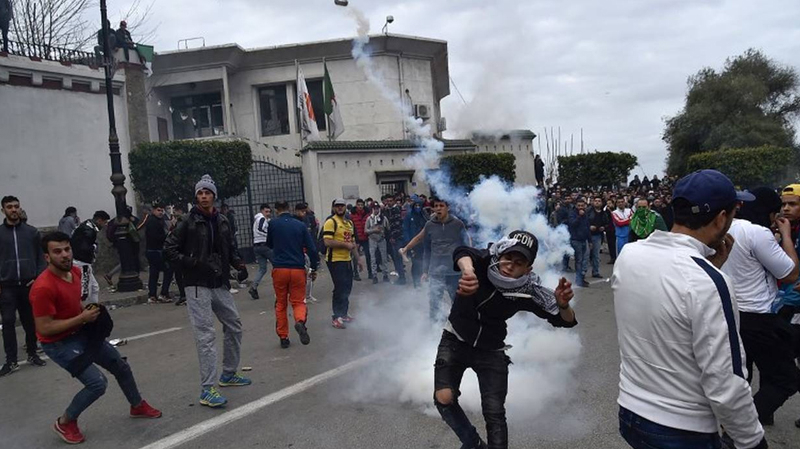Algérie: violents affrontements entre des manifestants et la police affrontements