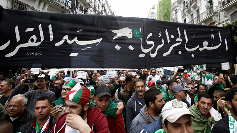 Alger:Des milliers de manifestants malgré un gros déploiement policier alger