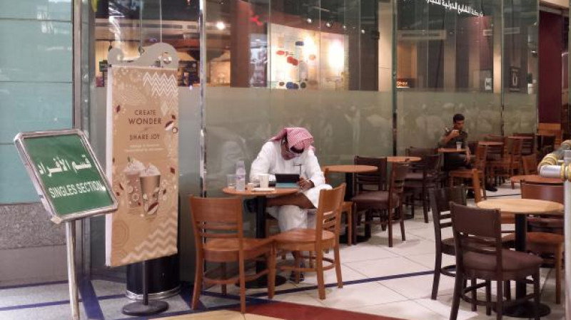 Arabie Saoudite: Hommes et femmes entrent désormais par la même porte