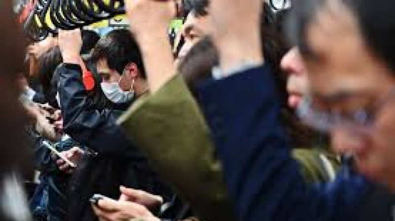 'Bas les pattes' une application contre les "frotteurs" du métro 'Bas les pattes' une application contre les frotteurs du métro
