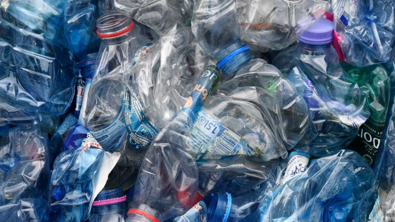 En Equateur : Des bouteilles en plastique contre des tickets de bus bouteilles en plastique