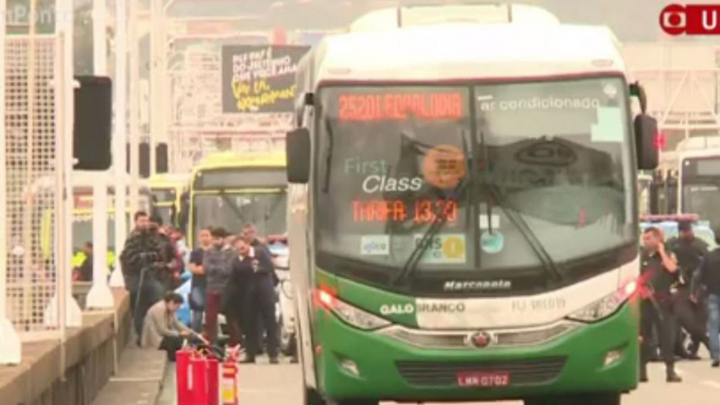 Rio de Janeiro: Un homme armé retient en otages 16 passagers d'un bus Bus-prise d'otage
