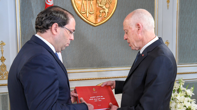 Chahed présente à Saïed le rapport d'activités de son gouvernement Chahed
