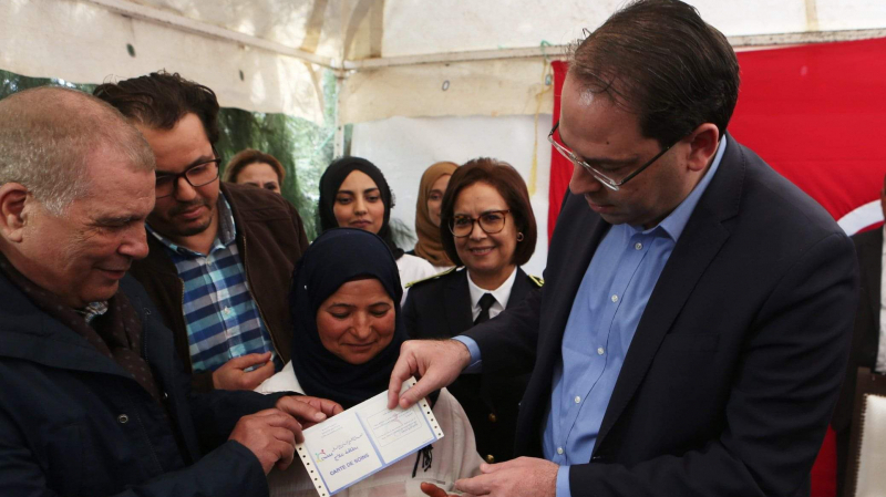 Chahed distribue les premières cartes de soin aux femmes rurales Chahed distribue les premières cartes de soin aux femmes rurales