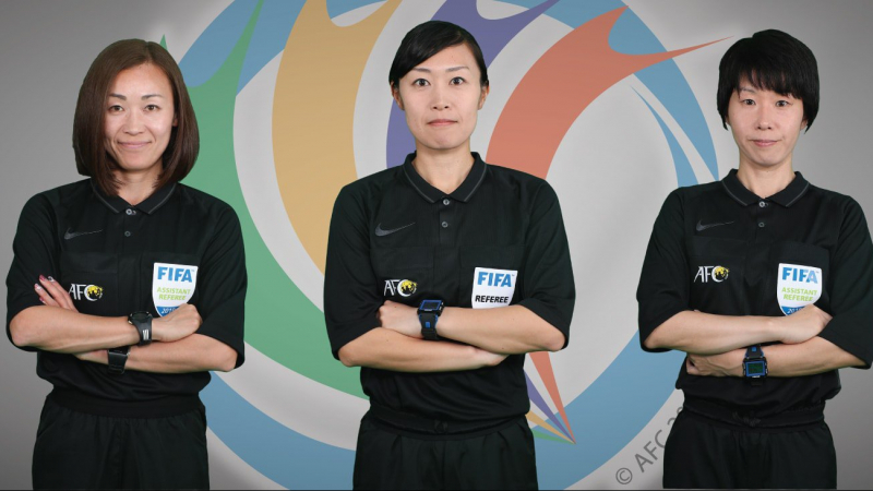 Un trio féminin arbitre un match de Coupe d'Asie des clubs coupe d'asie des clubs