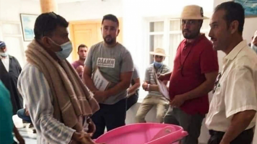 Djerba: Dépité, il proteste en cape de bain à la SONEDE