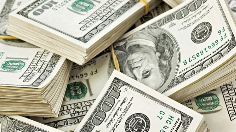 Il retire 10 millions de dollars en liquide juste pour les voir dollards