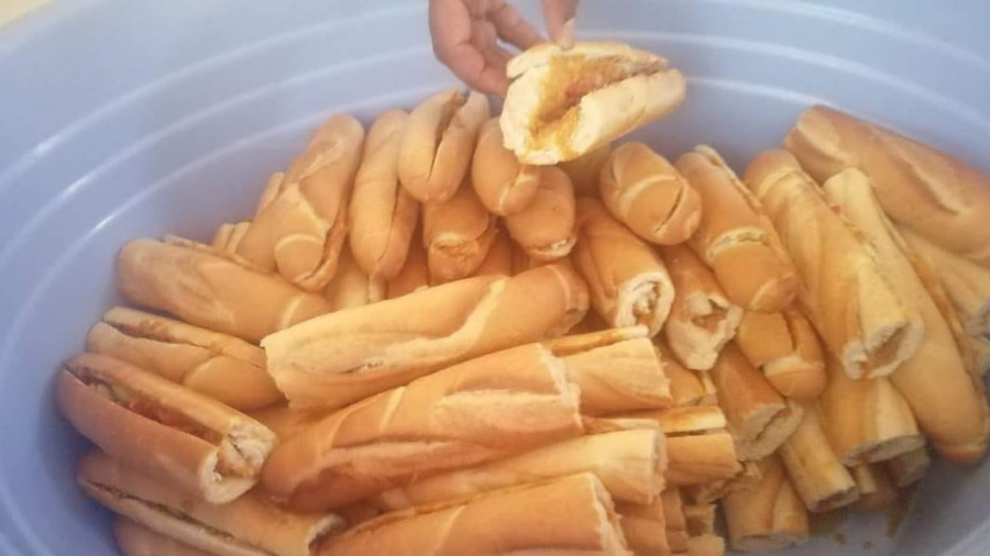 Du pain à l'harissa,  repas quotidien des lycéens internes de Redayef