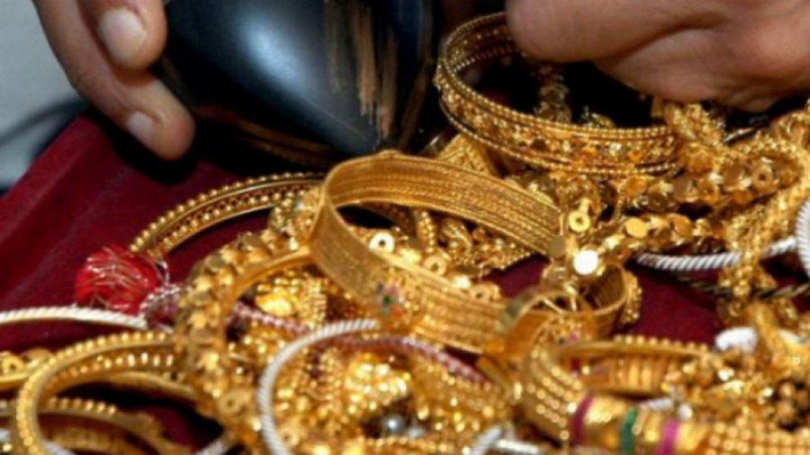 Elle vole les bijoux de sa tante pour immigrer clandestinement Elle vole des bijoux pour participer à une immigration clandestine