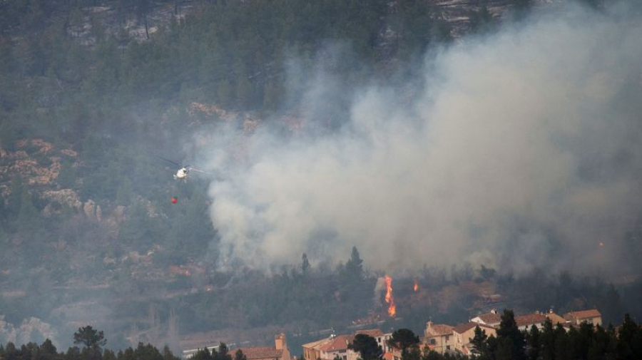 Espagne: Des villageois évacués après le départ d'un feu de forêt Espagne