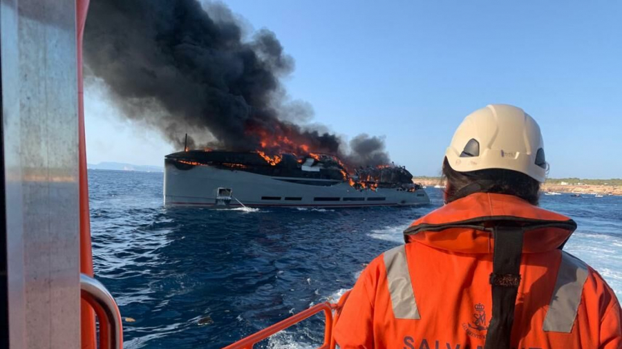Espagne: Un luxueux yacht ''brûlé-né''... Espagne: Un yacht de 25 millions d'euros ravagé par les flammes