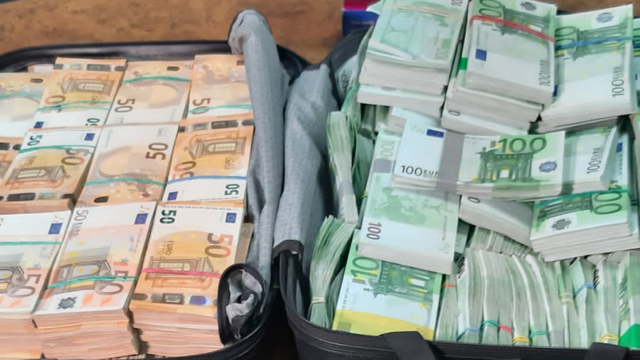 Intercepté avec une valise contenant... 1,4 million d’euros euros