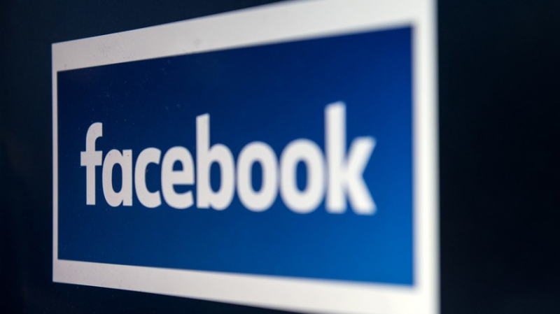 Un CM publie un contenu personnel sur la page de son entreprise Facebook