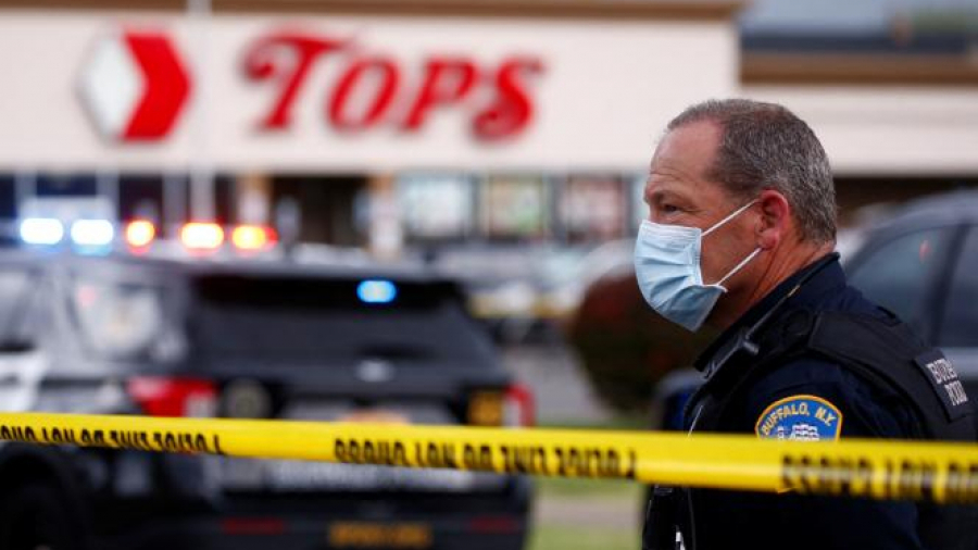 Fusillade ''à caractère raciste'' à New York : Au moins dix morts Fusillade à caractère raciste à New York : Au moins dix morts