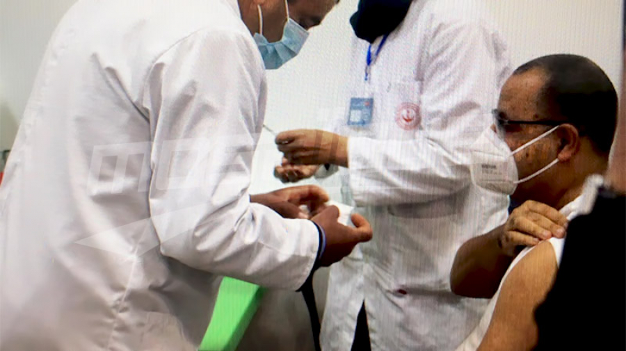 Mechichi reçoit la première injection du vaccin anti-covid hichem-mechichi