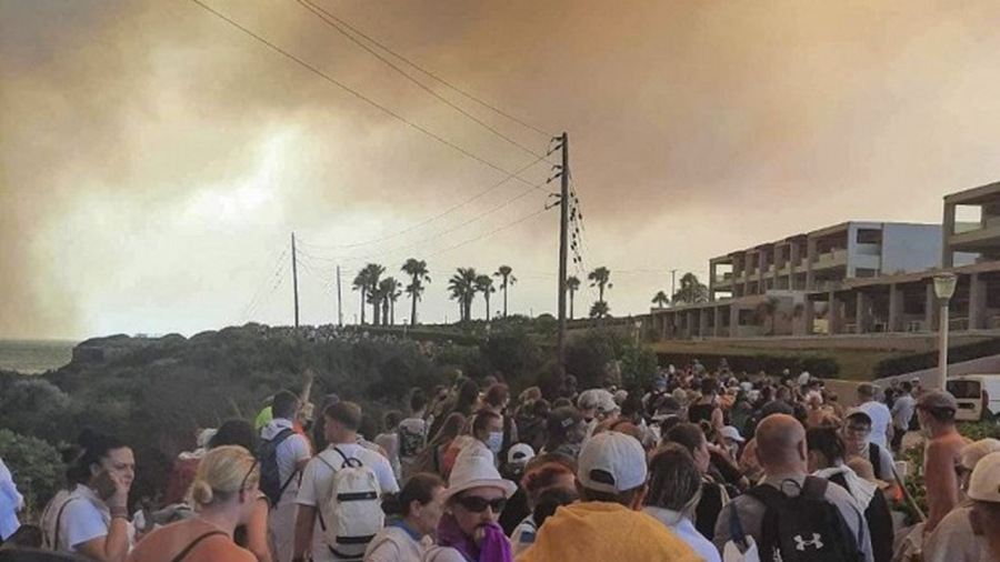 Incendies en Grèce : Des milliers de touristes évacués