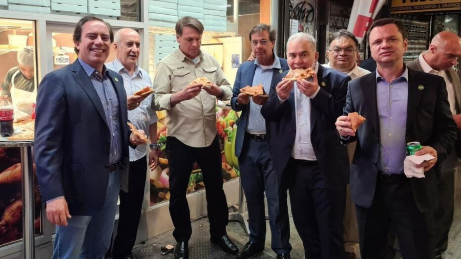 Pour Bolsonaro non vacciné, c'est "pizza" dans la rue à New York Jair Bolsonaro