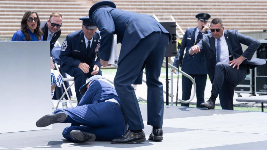 Joe Biden chute sur scène lors d'une cérémonie militaire