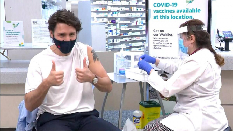 Justin Trudeau reçoit sa première dose de vaccin contre le ...