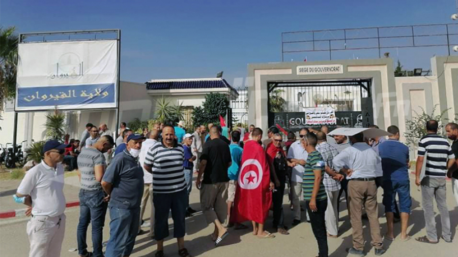 Kairouan : Les chauffeurs de taxi individuels protestent Kairouan : Les chauffeurs de taxi individuels protestent