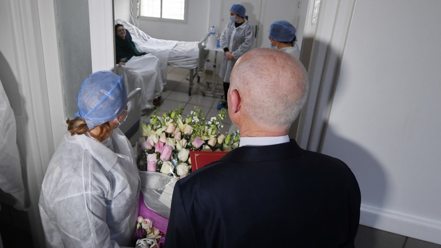 Kaïs Saïed au chevet de Saly à l’hôpital Mongi Slim Kaïs Saïed