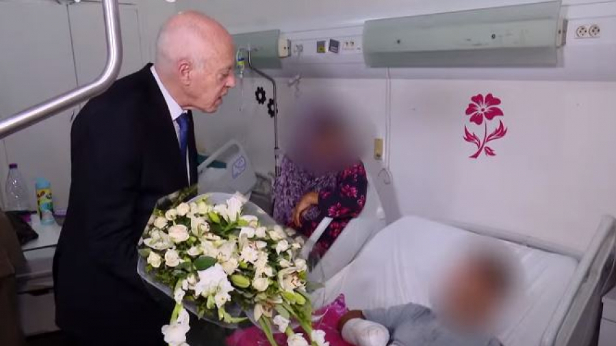 Kais Saied au chevet de l'élève blessé dans l'explosion d'une mine