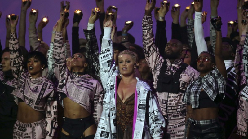 L'époustouflante prestation de Pink au Brit Awards L'époustouflante prestation de Pink au Brit Awards