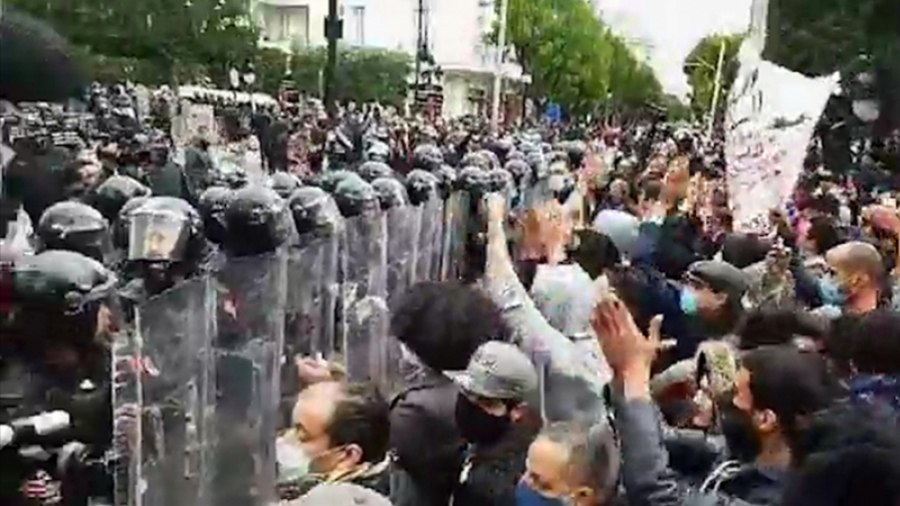 La police ''étouffe'' une manifestation sur l'Avenue Habib Bourguiba La police encercle les manifestants à l'Avenue Habib Bourguiba