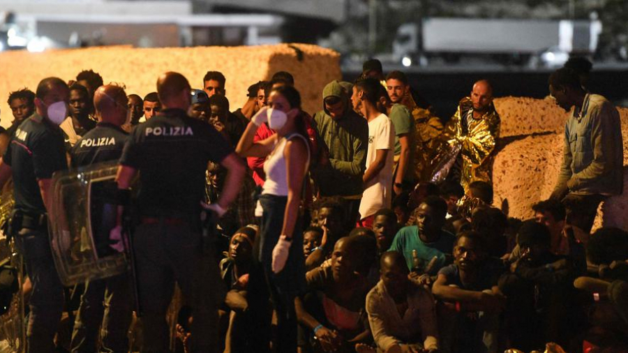Lampedusa envahie par les migrants, l'Italie déclare l'Etat d'urgence