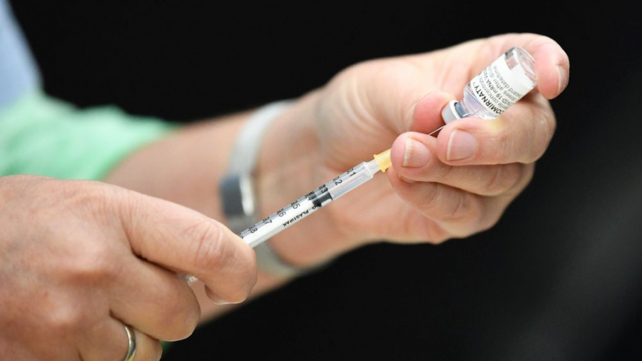 Les vaccins de Pfizer et Moderna contre Omicron approuvés par l'EMA 