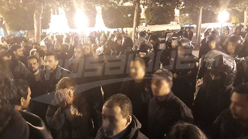 Manifestation nocturne des activistes de Fech testanew Manifestants