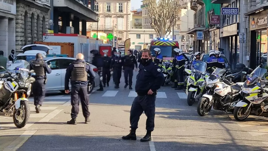 Nice: une interpellation tourne mal, un homme tué par un policier Nice: une interpellation tourne mal, un homme tué par un policier