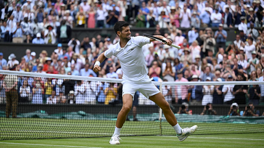 Wimbledon : Novak Djokovic tremble et passe aux demi-finales Novak Djokovic