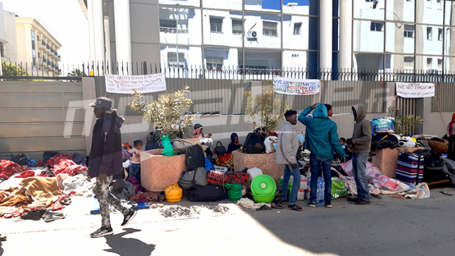 Tunis: Des réfugiés protestent devant le bureau du HCR réfugiés