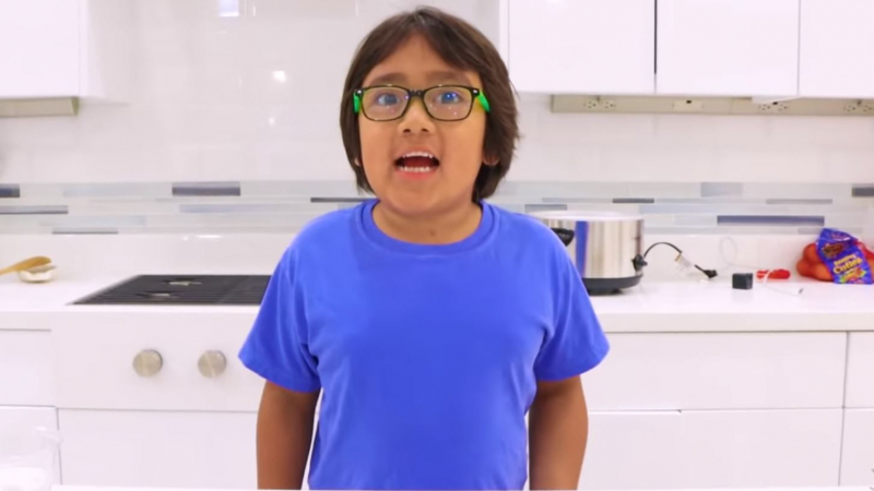 Un youtubeur de 8 ans gagne 26 millions de dollars en un an