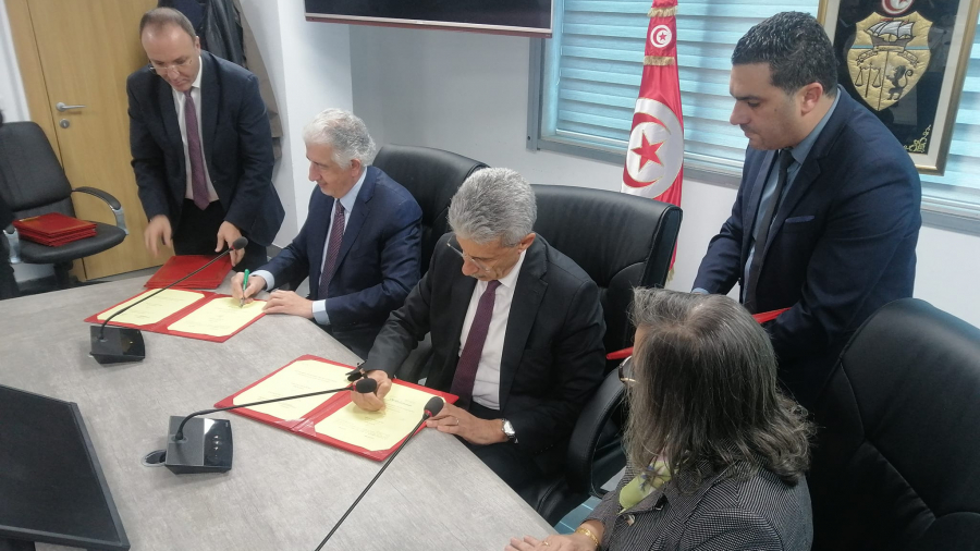Trois accords pour financer l'importation de gaz et de pétrole signature accord
