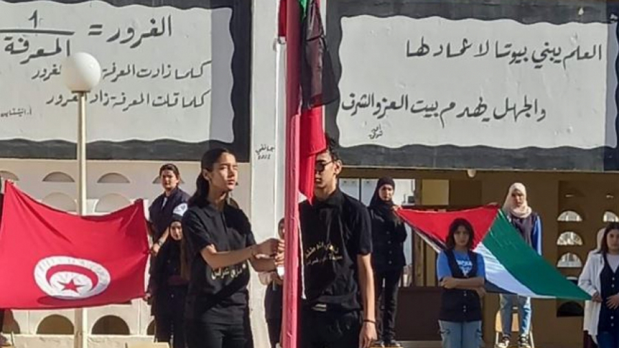 Tataouine:Salut des drapeaux tunisien et palestinien dans les écoles