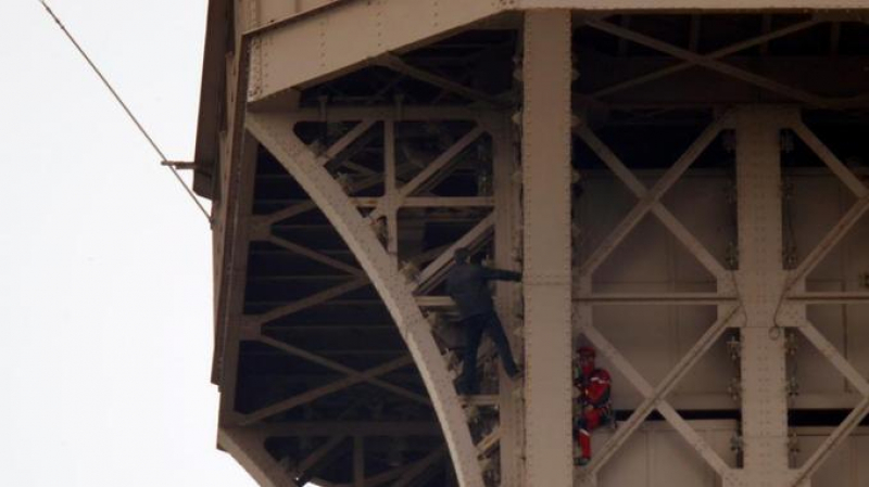 Tour Eiffel : L'homme suspendu, maîtrisé tour eiffel