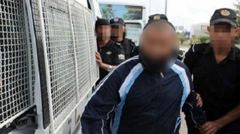 Un extrémiste attaque les forces de l'ordre avec une hache Un extrémiste attaque les forces de l'ordre avec une hache
